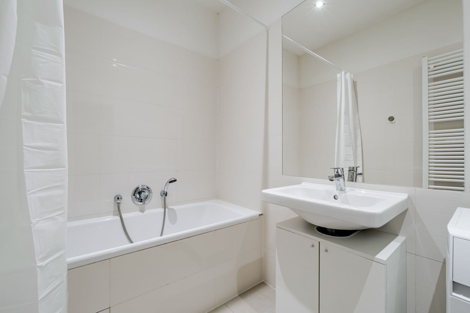 Prenájom bytu 37 m², Dvacátého Osmého Pluku, Praha, Praha Prenájom bytu 37 m², Dvacátého Osmého Pluku, Praha, Praha