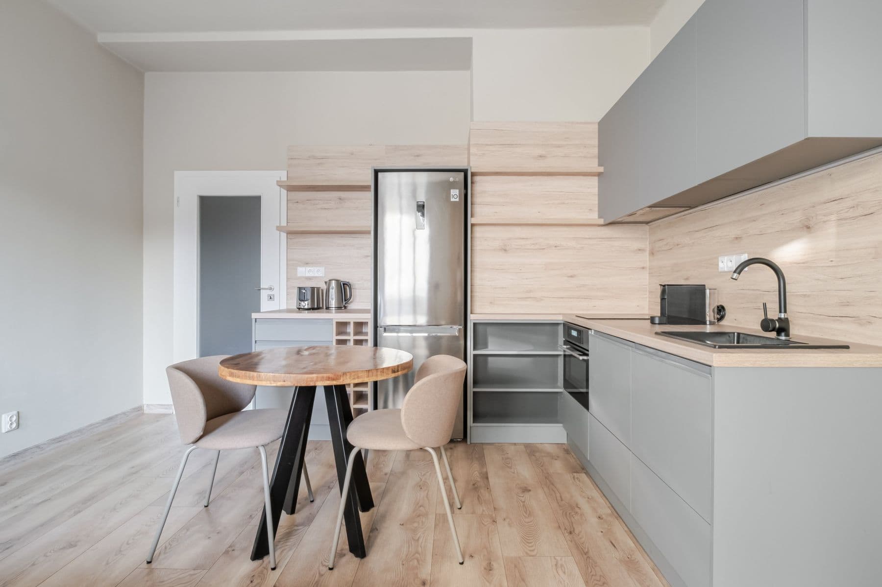 Prenájom bytu 37 m², Dvacátého Osmého Pluku, Praha, Praha Prenájom bytu 37 m², Dvacátého Osmého Pluku, Praha, Praha