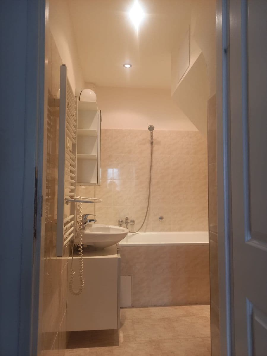 Predaj bytu 2-izbový 43 m², Nad Jezerkou, Praha, Praha Predaj bytu 2-izbový 43 m², Nad Jezerkou, Praha, Praha