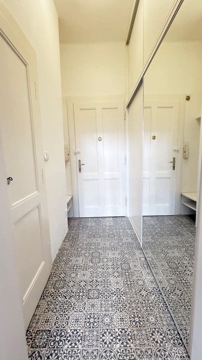 Prenájom bytu 1-izbový 27 m², Gabčíkova, Praha, Praha Prenájom bytu 1-izbový 27 m², Gabčíkova, Praha, Praha