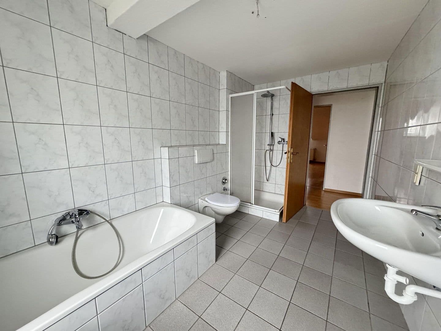 Prenájom bytu 5-izbový 90 m², Regerstr. 16, Solingen, Severné Porýnie - Westfálsko Prenájom bytu 5-izbový 90 m², Regerstr. 16, Solingen, Severné Porýnie - Westfálsko