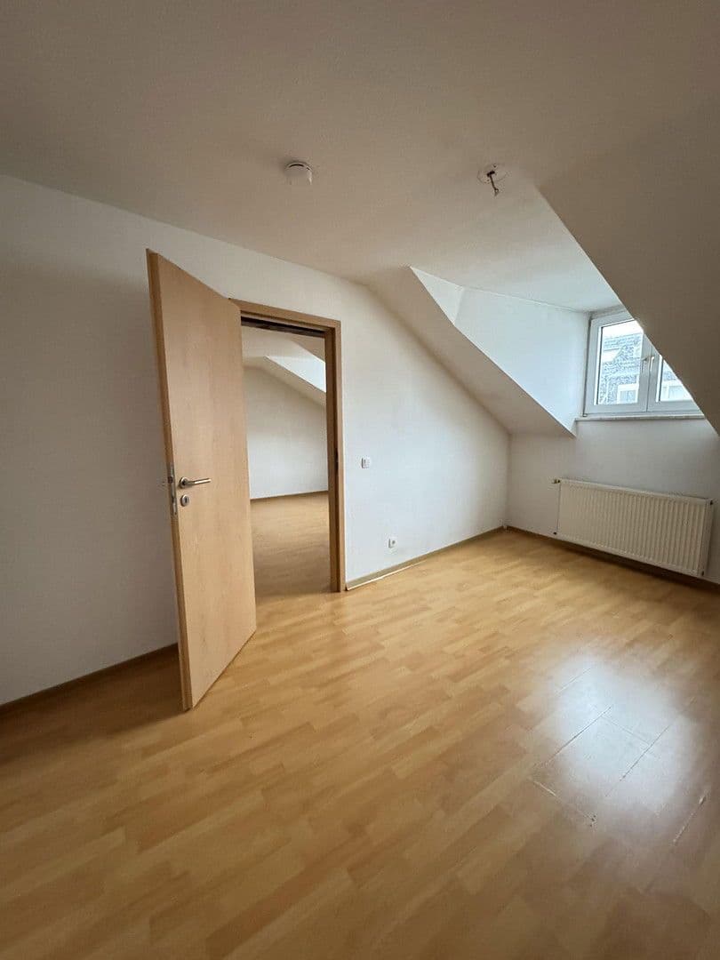 Prenájom bytu 5-izbový 90 m², Regerstr. 16, Solingen, Severné Porýnie - Westfálsko Prenájom bytu 5-izbový 90 m², Regerstr. 16, Solingen, Severné Porýnie - Westfálsko
