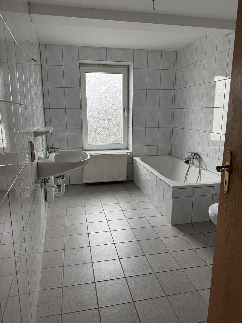 Prenájom bytu 5-izbový 90 m², Regerstr. 16, Solingen, Severné Porýnie - Westfálsko Prenájom bytu 5-izbový 90 m², Regerstr. 16, Solingen, Severné Porýnie - Westfálsko