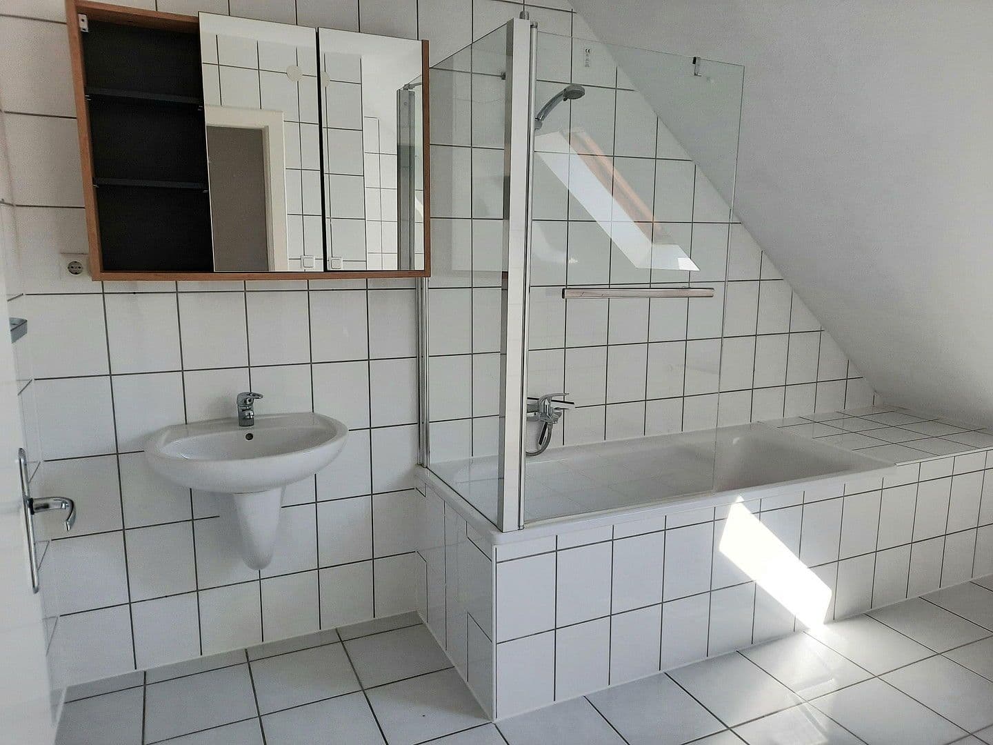 Prenájom bytu 3-izbový 83 m², Meerbusch, Severné Porýnie - Westfálsko Prenájom bytu 3-izbový 83 m², Meerbusch, Severné Porýnie - Westfálsko