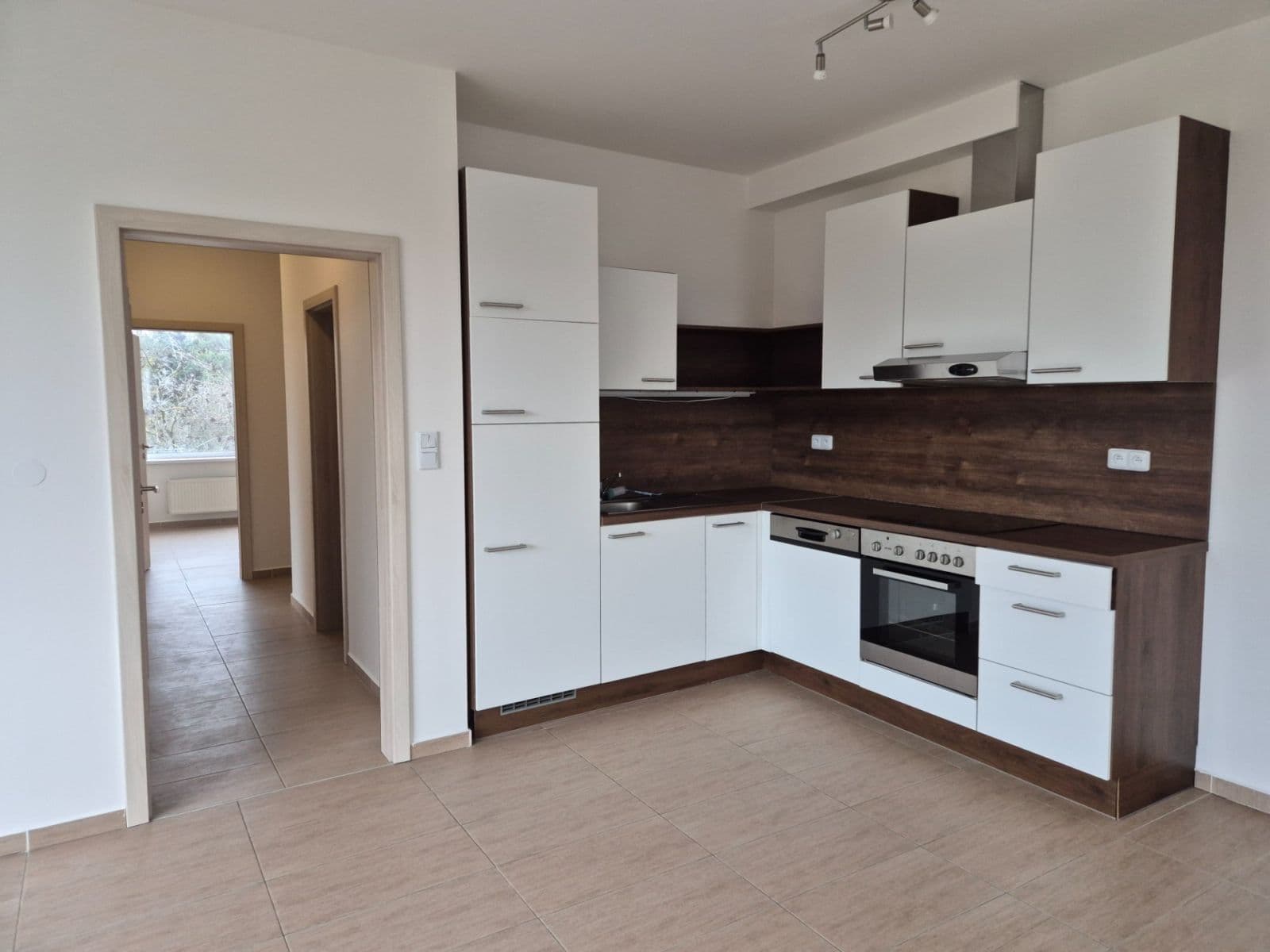 Prenájom bytu 3-izbový 107 m², Premonstrátů, Chýně, Středočeský kraj Prenájom bytu 3-izbový 107 m², Premonstrátů, Chýně, Středočeský kraj