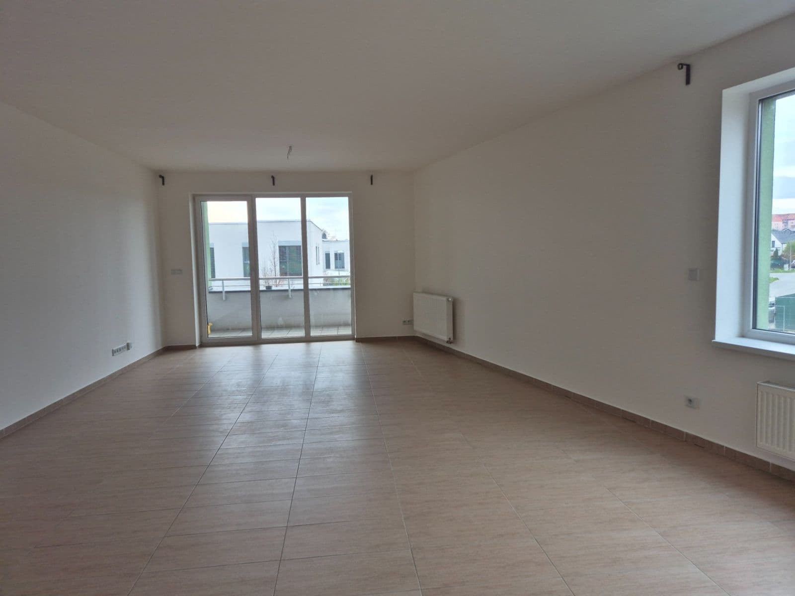 Prenájom bytu 3-izbový 107 m², Premonstrátů, Chýně, Středočeský kraj Prenájom bytu 3-izbový 107 m², Premonstrátů, Chýně, Středočeský kraj