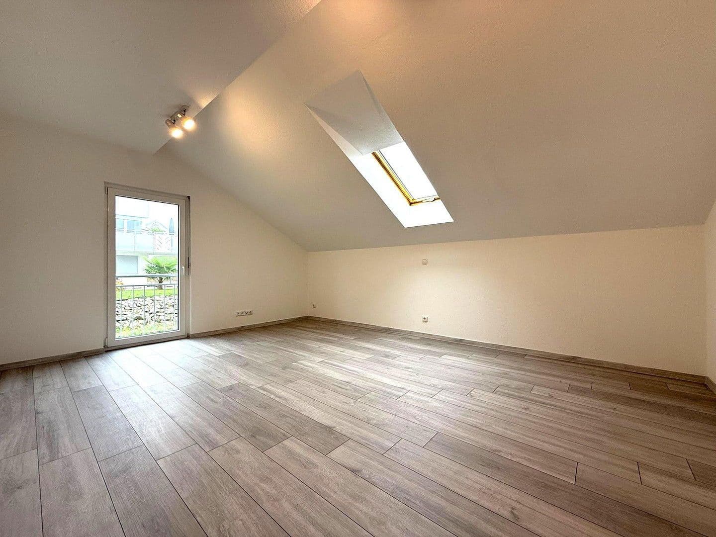 Predaj domu 131 m², pozemek 432 m², Im Gageneck 36, Walzbachtal, Bádensko-Wurttembersko Predaj domu 131 m², pozemek 432 m², Im Gageneck 36, Walzbachtal, Bádensko-Wurttembersko