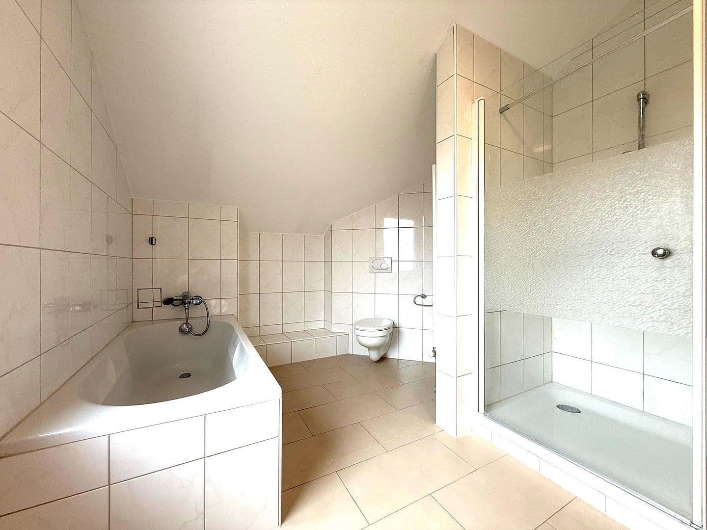 Predaj domu 131 m², pozemek 432 m², Im Gageneck 36, Walzbachtal, Bádensko-Wurttembersko Predaj domu 131 m², pozemek 432 m², Im Gageneck 36, Walzbachtal, Bádensko-Wurttembersko