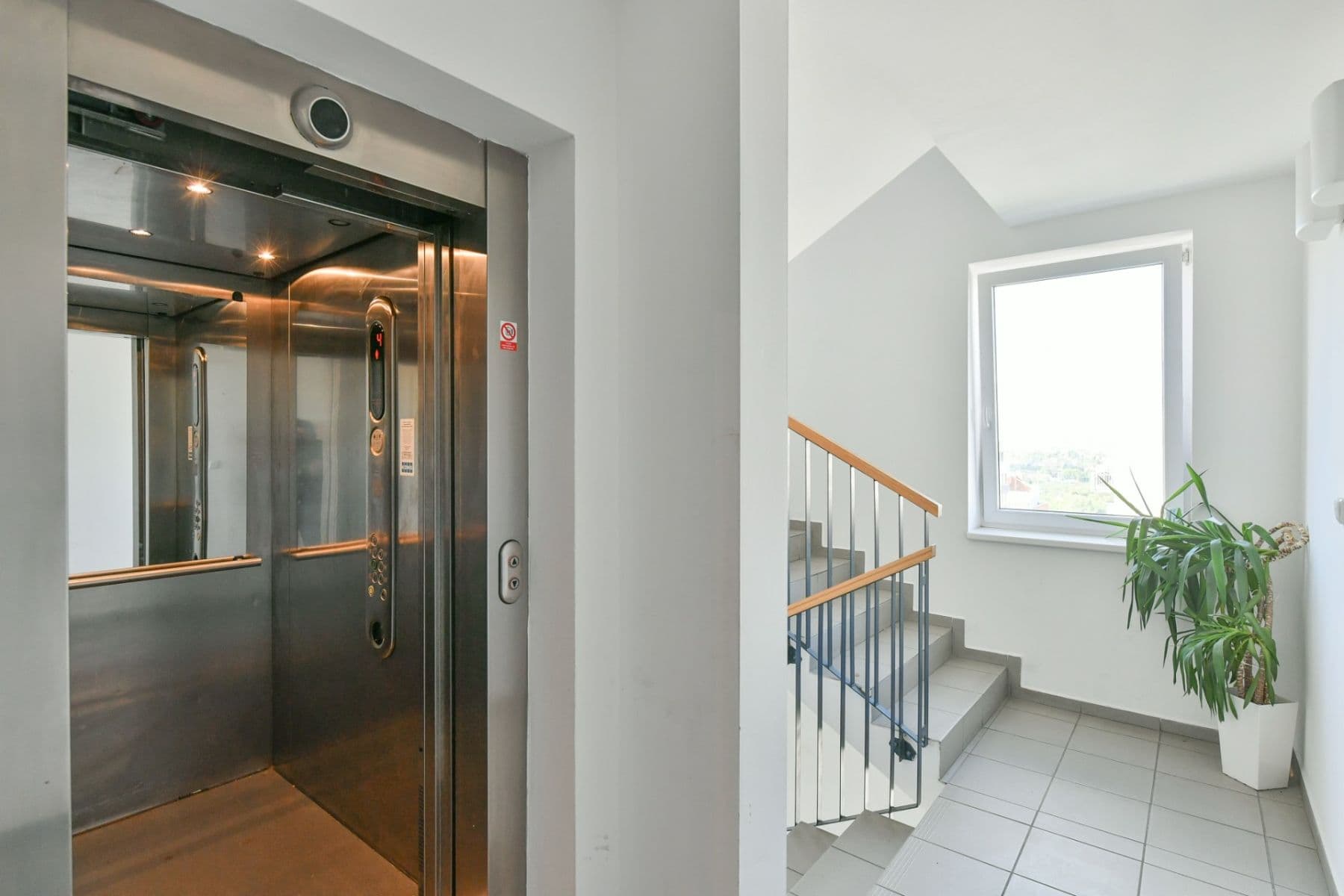 Prenájom bytu 2-izbový 58 m², Šternovská, Praha, Praha Prenájom bytu 2-izbový 58 m², Šternovská, Praha, Praha