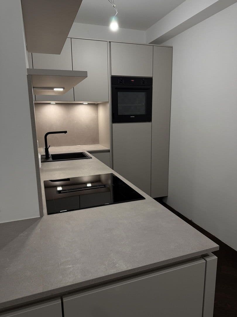 Prenájom bytu 2-izbový 68 m², Fürstenackerstraße 42, München - Solln, Bavorsko Prenájom bytu 2-izbový 68 m², Fürstenackerstraße 42, München - Solln, Bavorsko