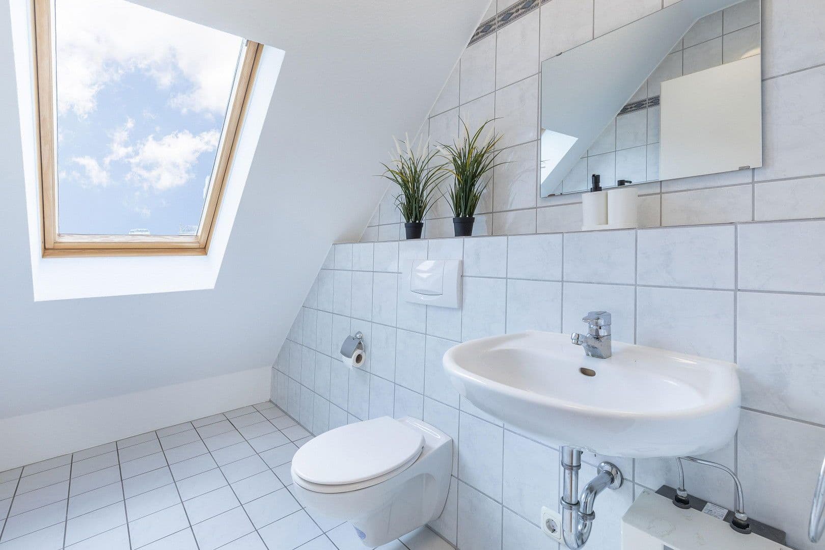 Predaj bytu 2-izbový 83 m², Neusserstr. 388, Köln, Severné Porýnie - Westfálsko Predaj bytu 2-izbový 83 m², Neusserstr. 388, Köln, Severné Porýnie - Westfálsko