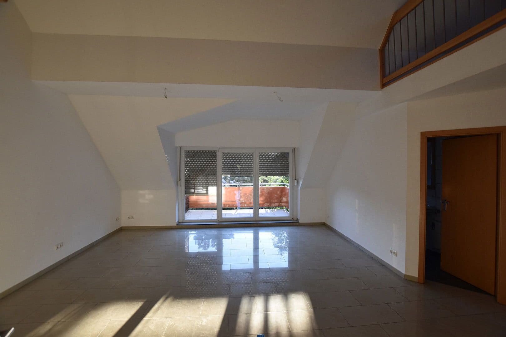 Prenájom bytu 4-izbový 120 m², Koblenz, Porýnie-Falcko Prenájom bytu 4-izbový 120 m², Koblenz, Porýnie-Falcko