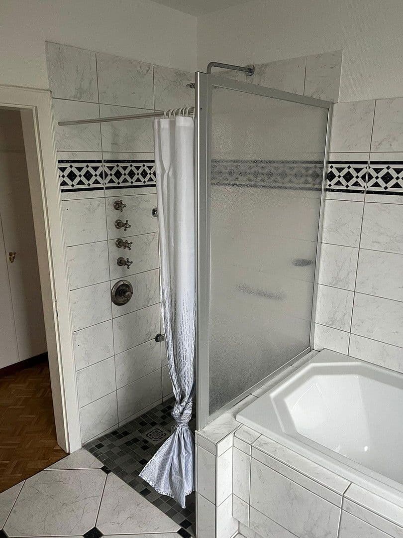 Prenájom bytu 3-izbový 175 m², Remscheid, Severné Porýnie - Westfálsko Prenájom bytu 3-izbový 175 m², Remscheid, Severné Porýnie - Westfálsko