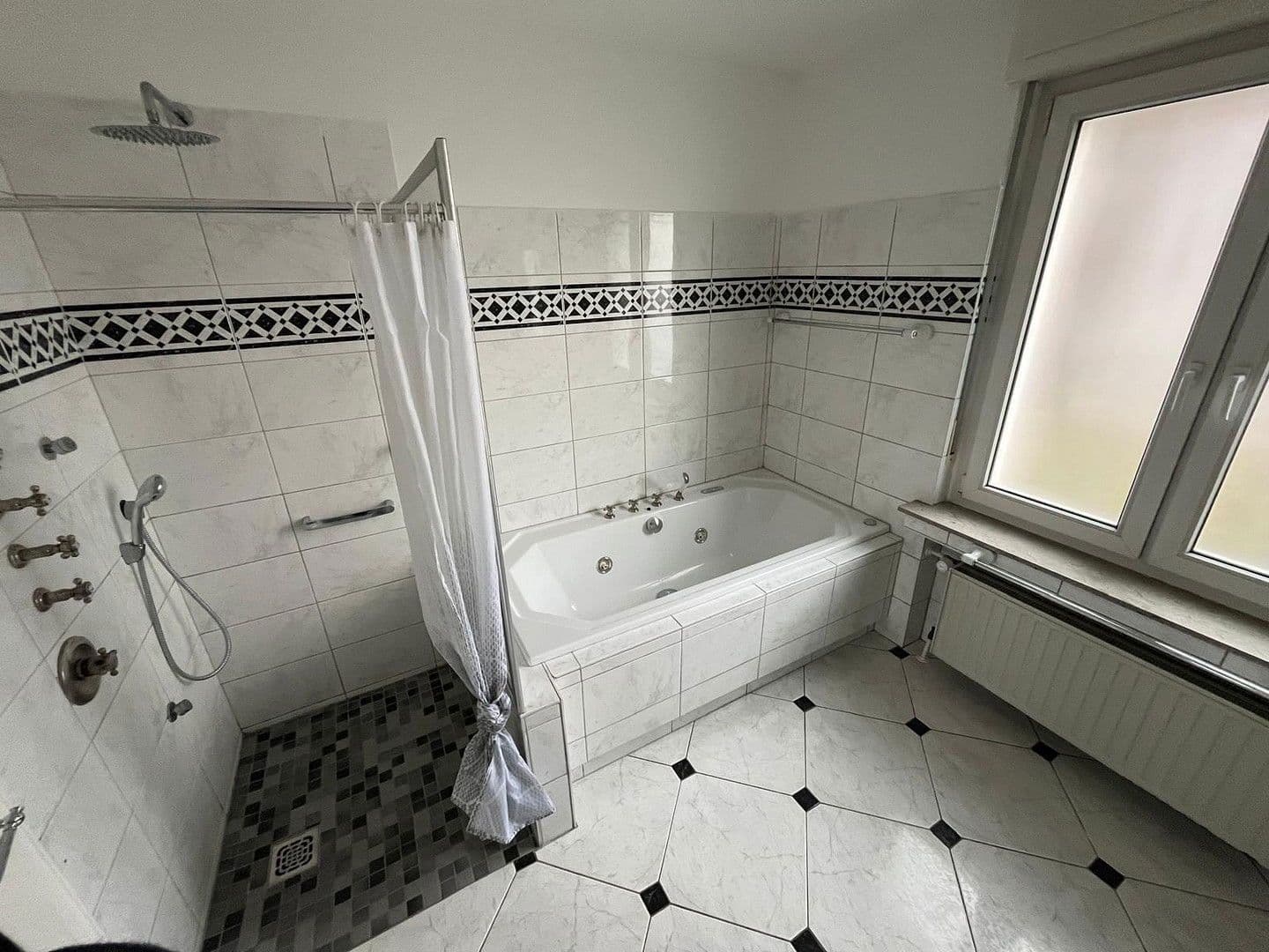 Prenájom bytu 3-izbový 175 m², Remscheid, Severné Porýnie - Westfálsko Prenájom bytu 3-izbový 175 m², Remscheid, Severné Porýnie - Westfálsko