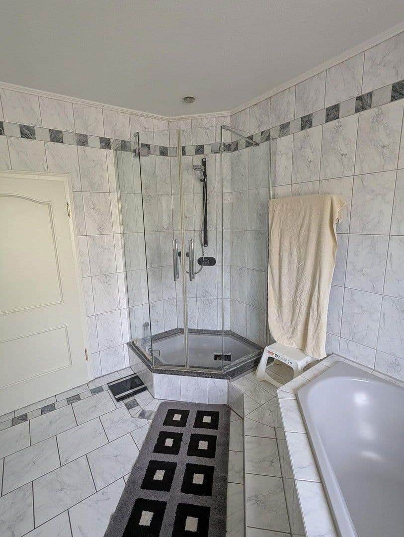 Prenájom domu 170 m², pozemek 3.000 m², Rinteln, Dolné Sasko Prenájom domu 170 m², pozemek 3.000 m², Rinteln, Dolné Sasko