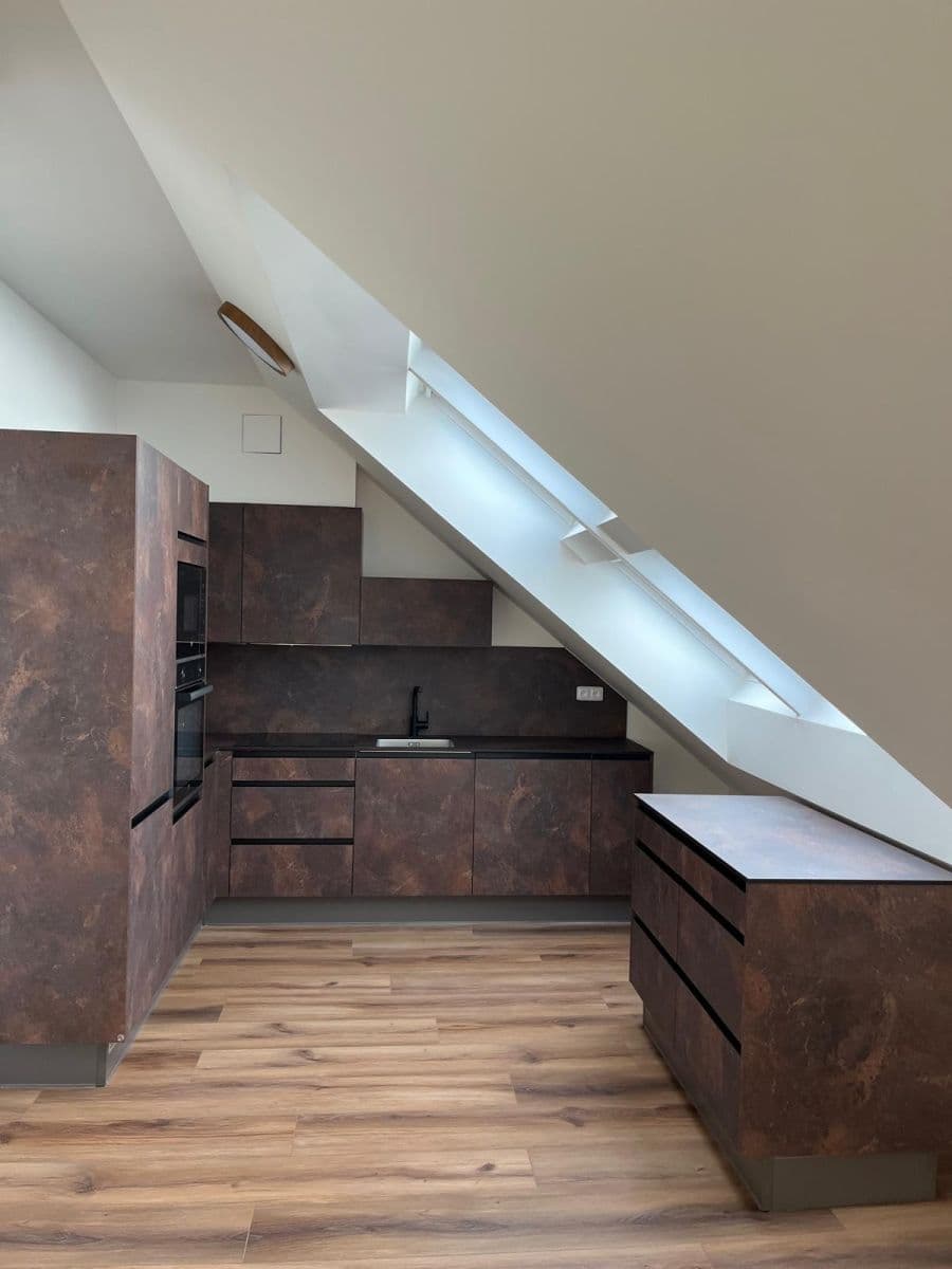 Prenájom bytu 3-izbový 90 m², Šlikova, Praha, Praha Prenájom bytu 3-izbový 90 m², Šlikova, Praha, Praha