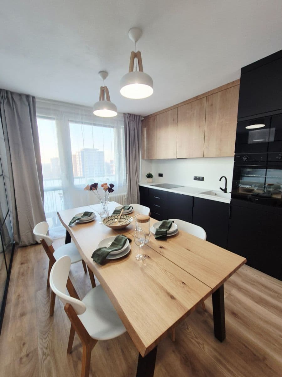 Predaj bytu 3-izbový 80 m², nábřeží Závodu míru, Pardubice, Pardubický kraj Predaj bytu 3-izbový 80 m², nábřeží Závodu míru, Pardubice, Pardubický kraj