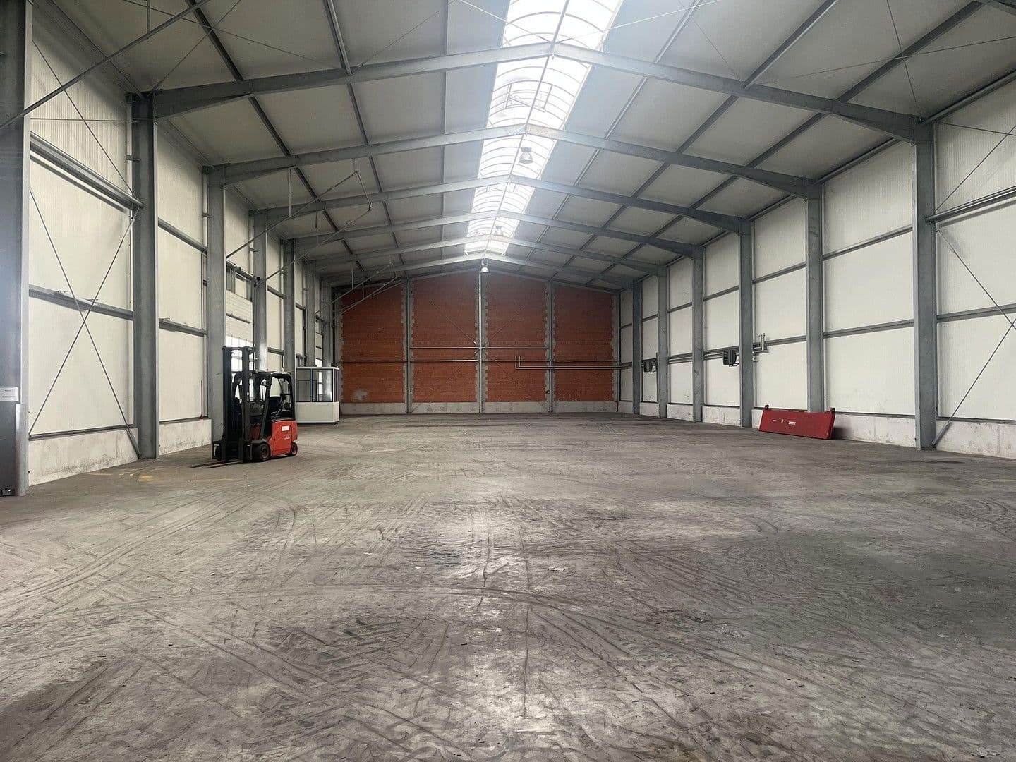 Prenájom nebytového priestoru 10.000 m², Bahnhofstraße 10, Walschleben, Durínsko Prenájom nebytového priestoru 10.000 m², Bahnhofstraße 10, Walschleben, Durínsko