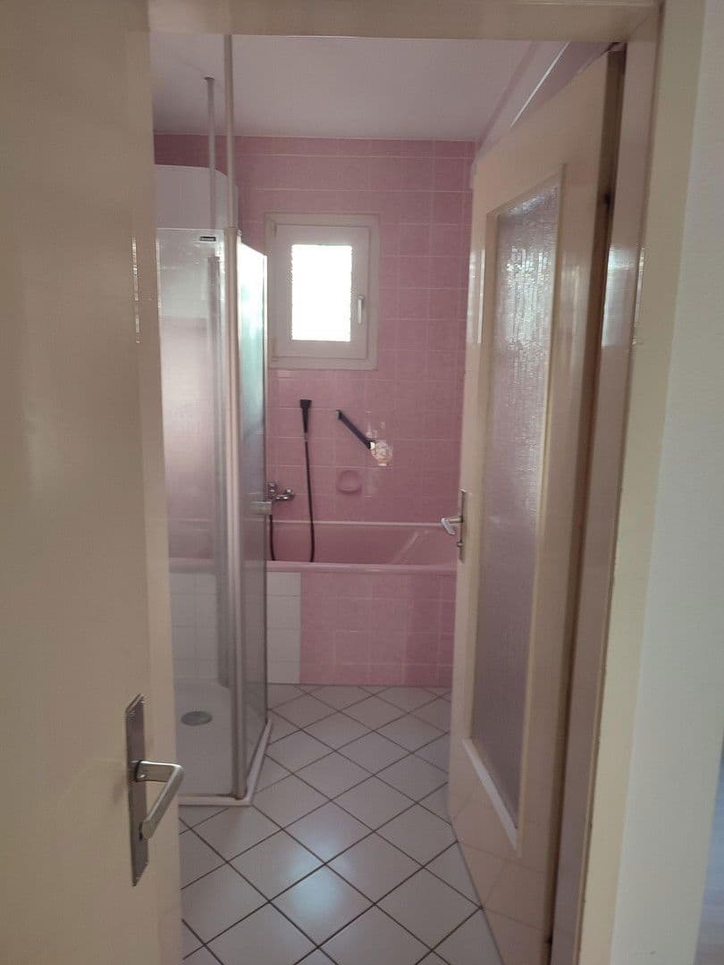 Prenájom bytu 2-izbový 80 m², Reutlingen, Bádensko-Wurttembersko Prenájom bytu 2-izbový 80 m², Reutlingen, Bádensko-Wurttembersko