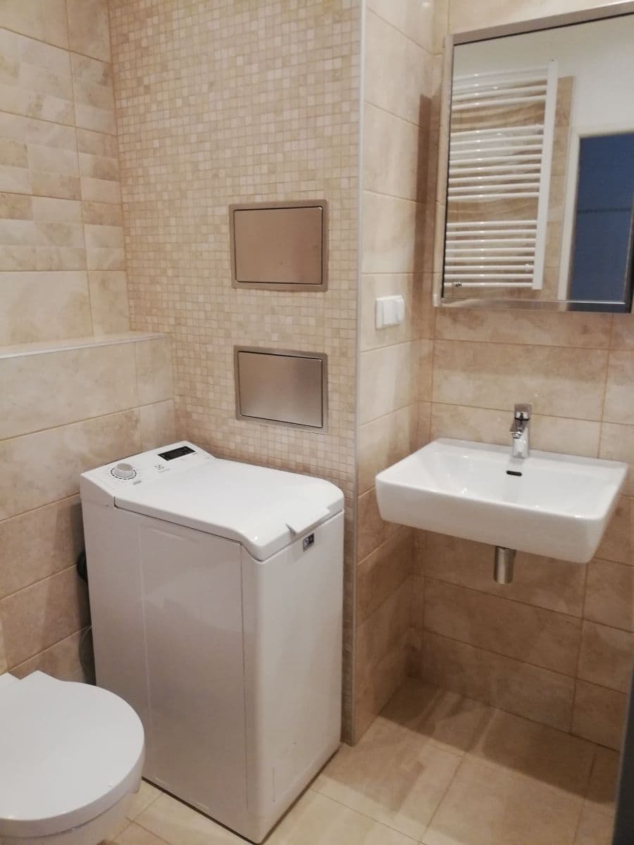 Prenájom bytu 2-izbový 65 m², Cerhenická, Praha, Praha Prenájom bytu 2-izbový 65 m², Cerhenická, Praha, Praha