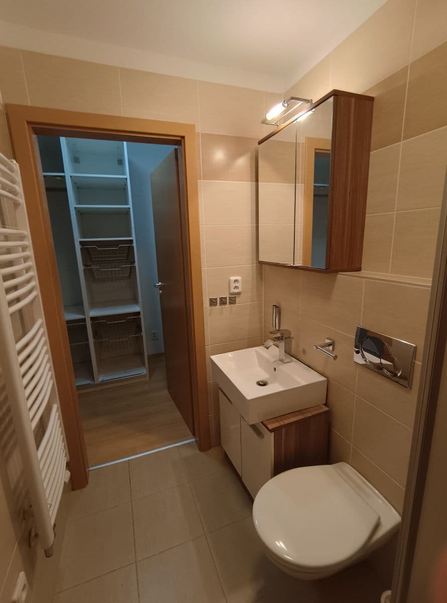 Prenájom bytu 1-izbový 24 m², Ke Škole, Mníšek pod Brdy, Středočeský kraj Prenájom bytu 1-izbový 24 m², Ke Škole, Mníšek pod Brdy, Středočeský kraj