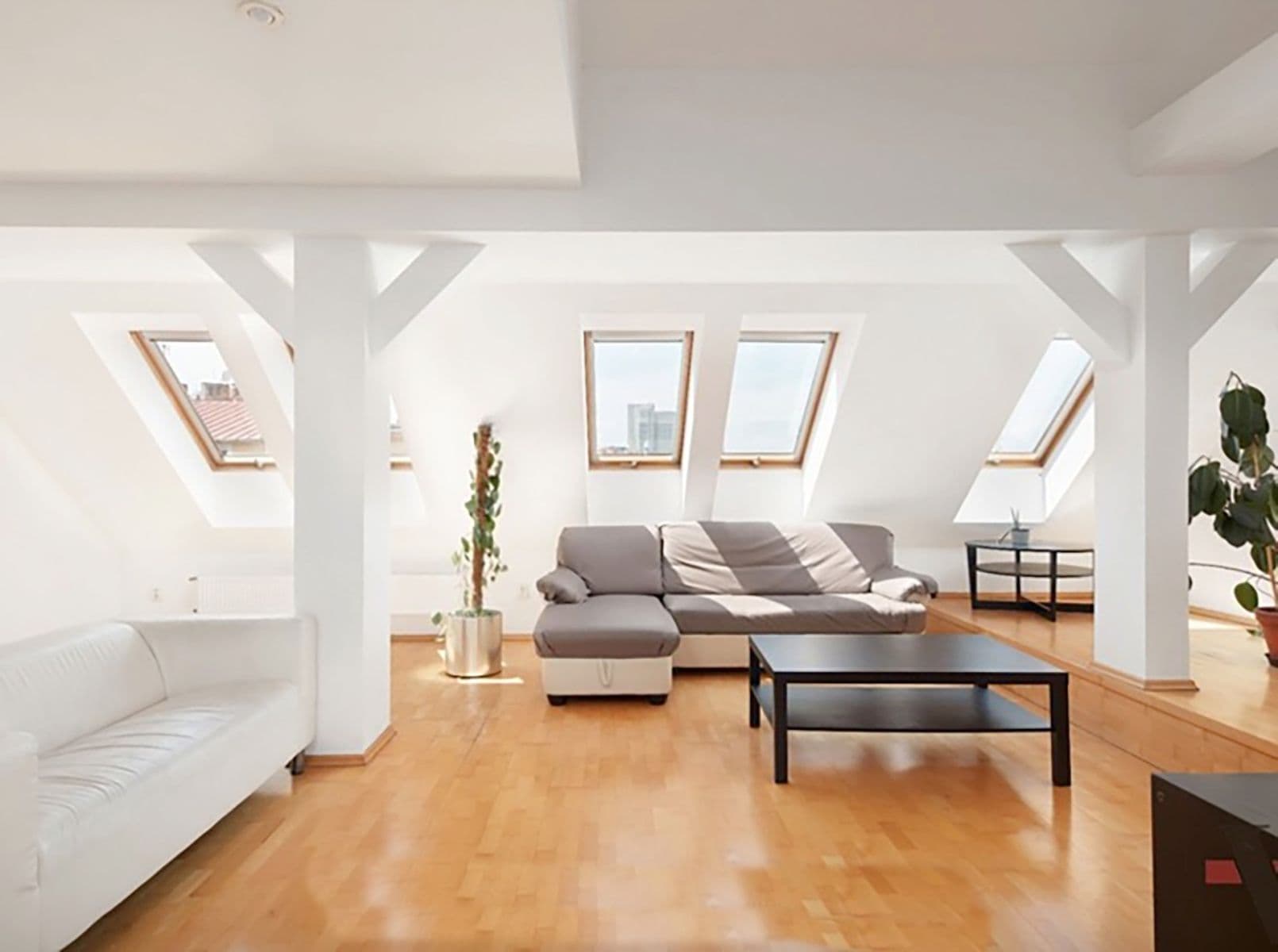 Prenájom bytu 3-izbový 210 m², Mojmírova, Praha, Praha Prenájom bytu 3-izbový 210 m², Mojmírova, Praha, Praha