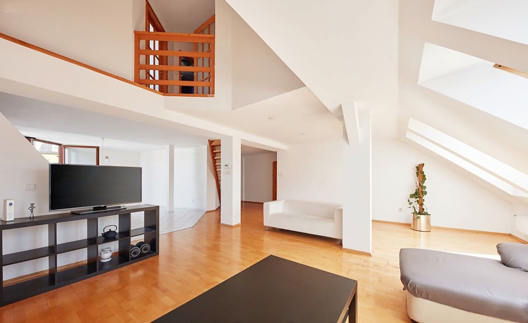 Prenájom bytu 3-izbový 210 m², Mojmírova, Praha, Praha Prenájom bytu 3-izbový 210 m², Mojmírova, Praha, Praha