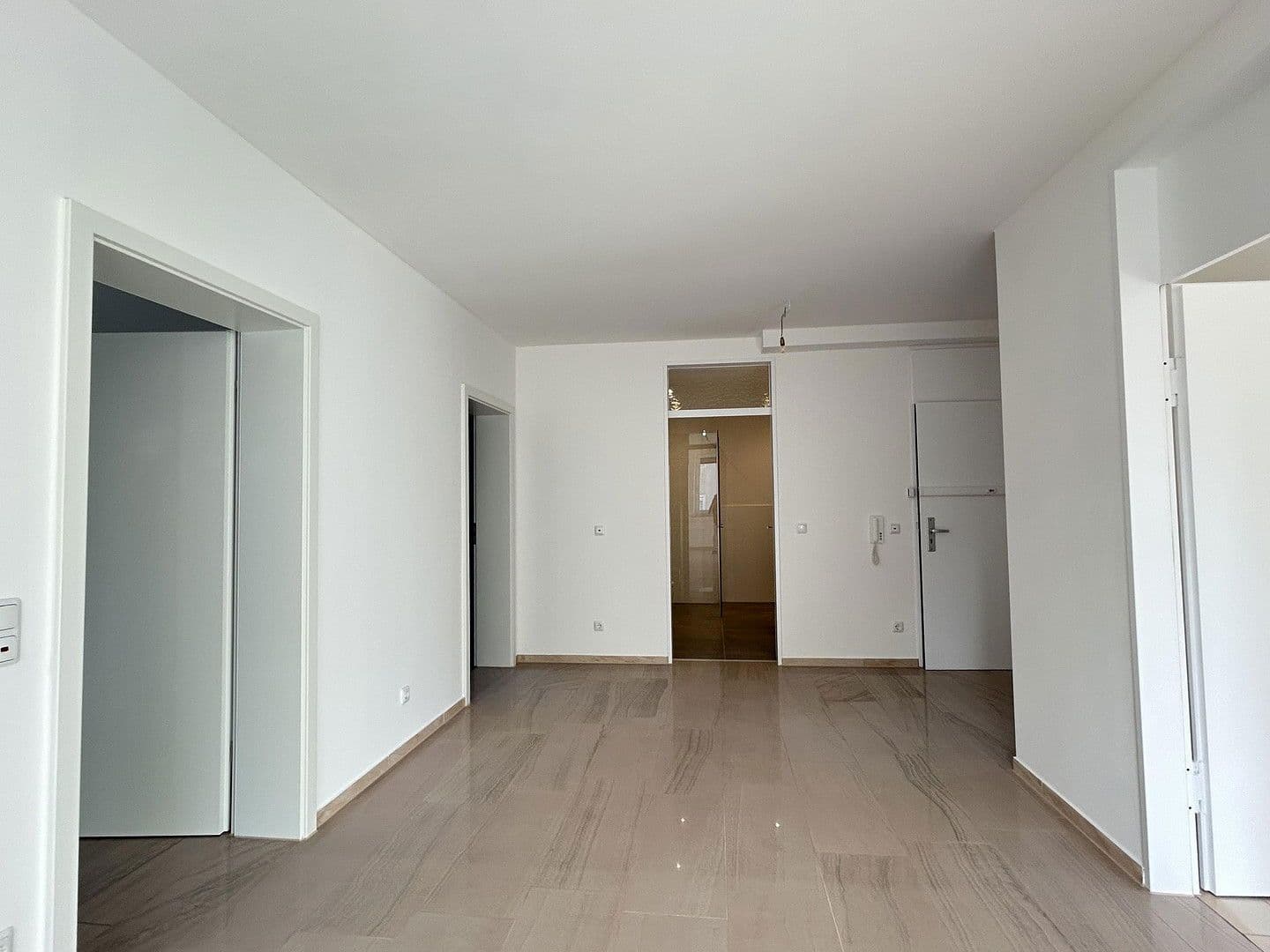 Prenájom bytu 2-izbový 89 m², Ellingerweg 98, München, Bavorsko Prenájom bytu 2-izbový 89 m², Ellingerweg 98, München, Bavorsko