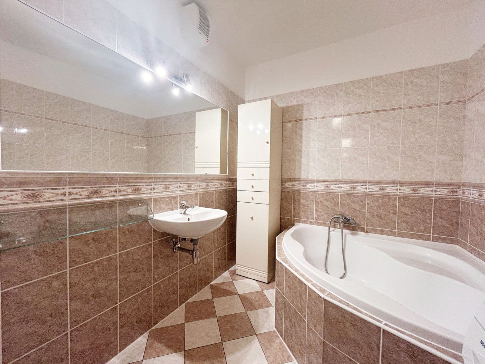 Prenájom bytu 2-izbový 76 m², nám. T.G.Masaryka, Poděbrady, Středočeský kraj Prenájom bytu 2-izbový 76 m², nám. T.G.Masaryka, Poděbrady, Středočeský kraj