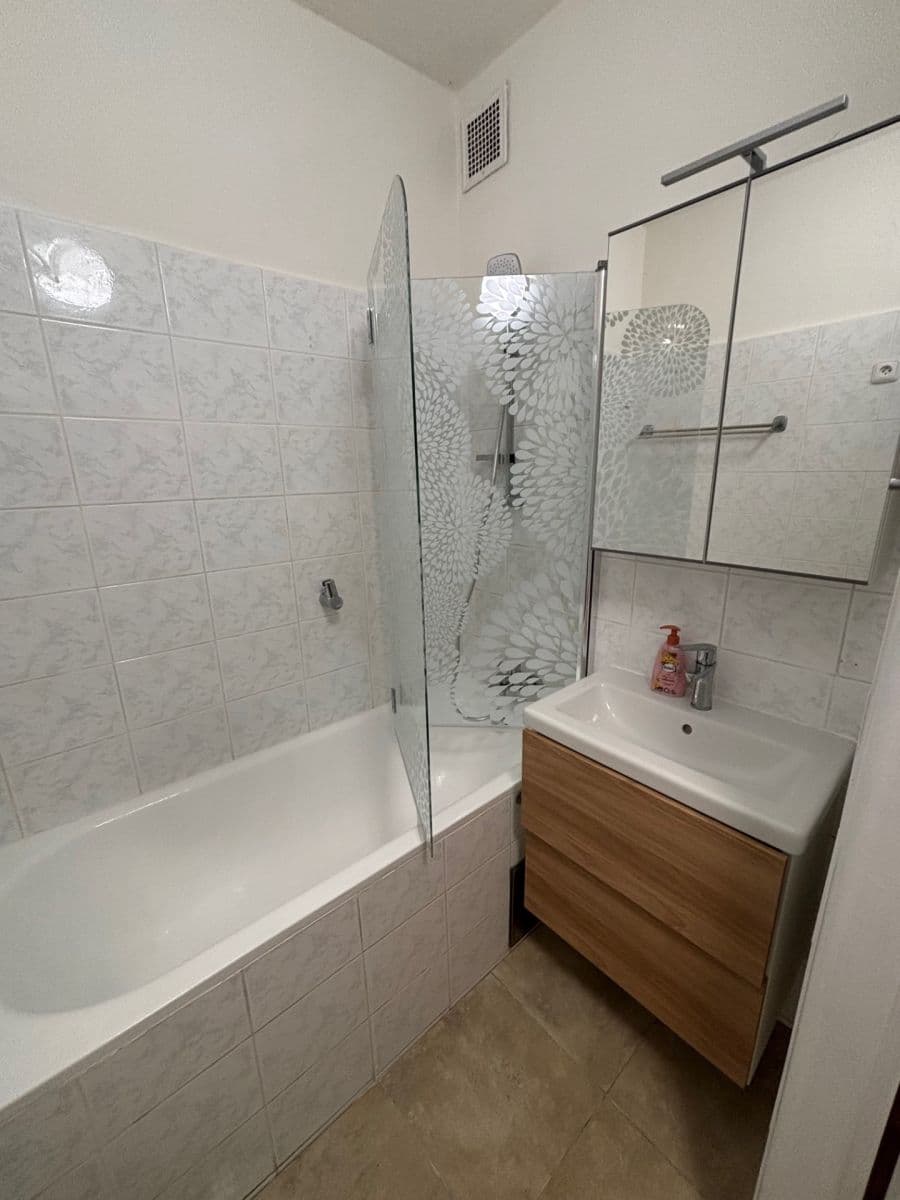 Prenájom bytu 3-izbový 85 m², Gončarenkova, Praha, Praha Prenájom bytu 3-izbový 85 m², Gončarenkova, Praha, Praha