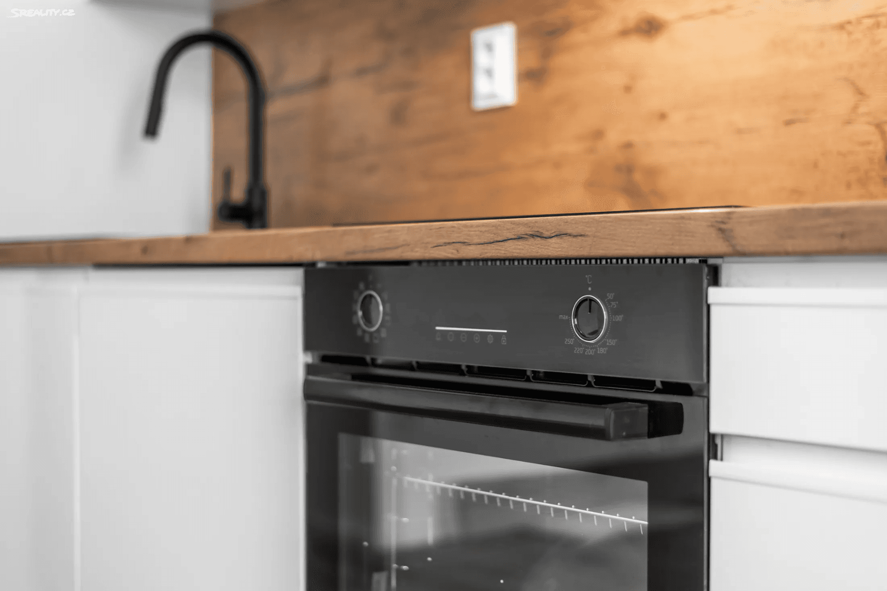 Predaj bytu 3-izbový 56 m², Na Dvorcích, Praha, Praha Predaj bytu 3-izbový 56 m², Na Dvorcích, Praha, Praha