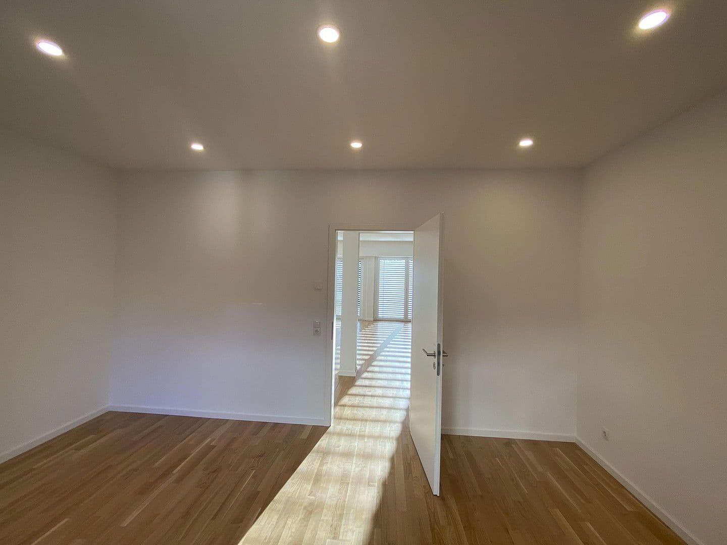 Prenájom bytu 4-izbový 175 m², Koblenz, Porýnie-Falcko Prenájom bytu 4-izbový 175 m², Koblenz, Porýnie-Falcko