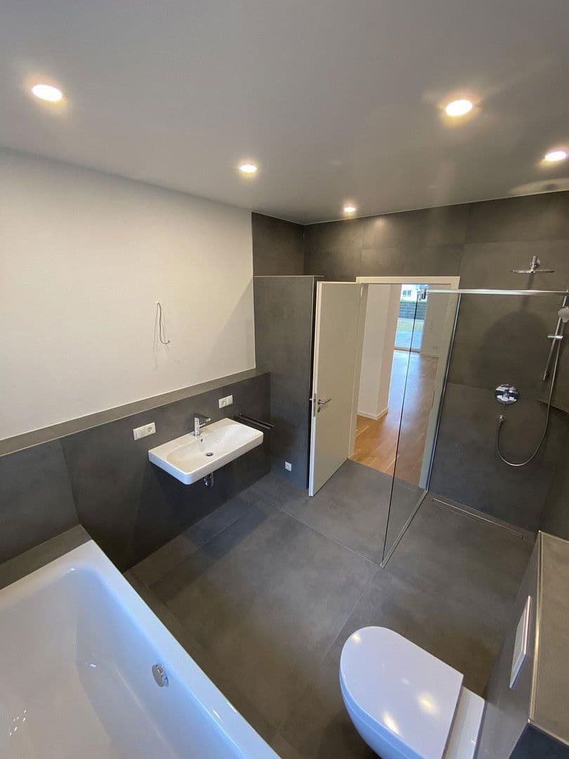 Prenájom bytu 4-izbový 175 m², Koblenz, Porýnie-Falcko Prenájom bytu 4-izbový 175 m², Koblenz, Porýnie-Falcko