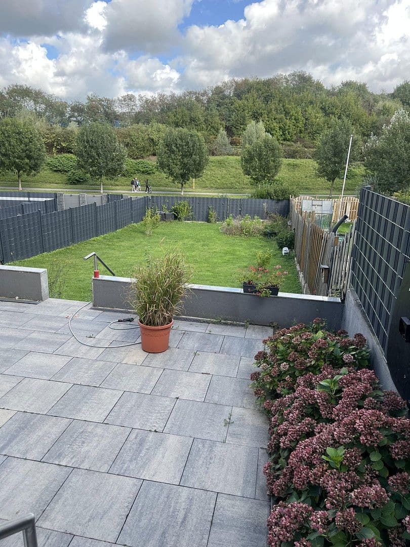 Prenájom domu 260 m², pozemek 430 m², Herrmann Rinne Str. 34, Duisburg, Severné Porýnie - Westfálsko Prenájom domu 260 m², pozemek 430 m², Herrmann Rinne Str. 34, Duisburg, Severné Porýnie - Westfálsko