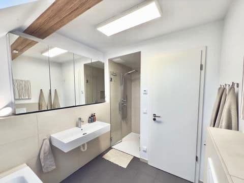 Prenájom bytu 4-izbový 124 m², Hamburg, Hamburg Prenájom bytu 4-izbový 124 m², Hamburg, Hamburg