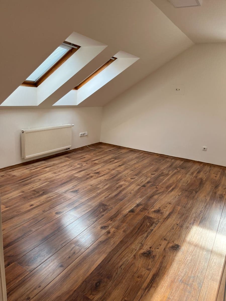 Prenájom bytu 3-izbový 120 m², Havlíčkovo nám., Kladno, Středočeský kraj Prenájom bytu 3-izbový 120 m², Havlíčkovo nám., Kladno, Středočeský kraj