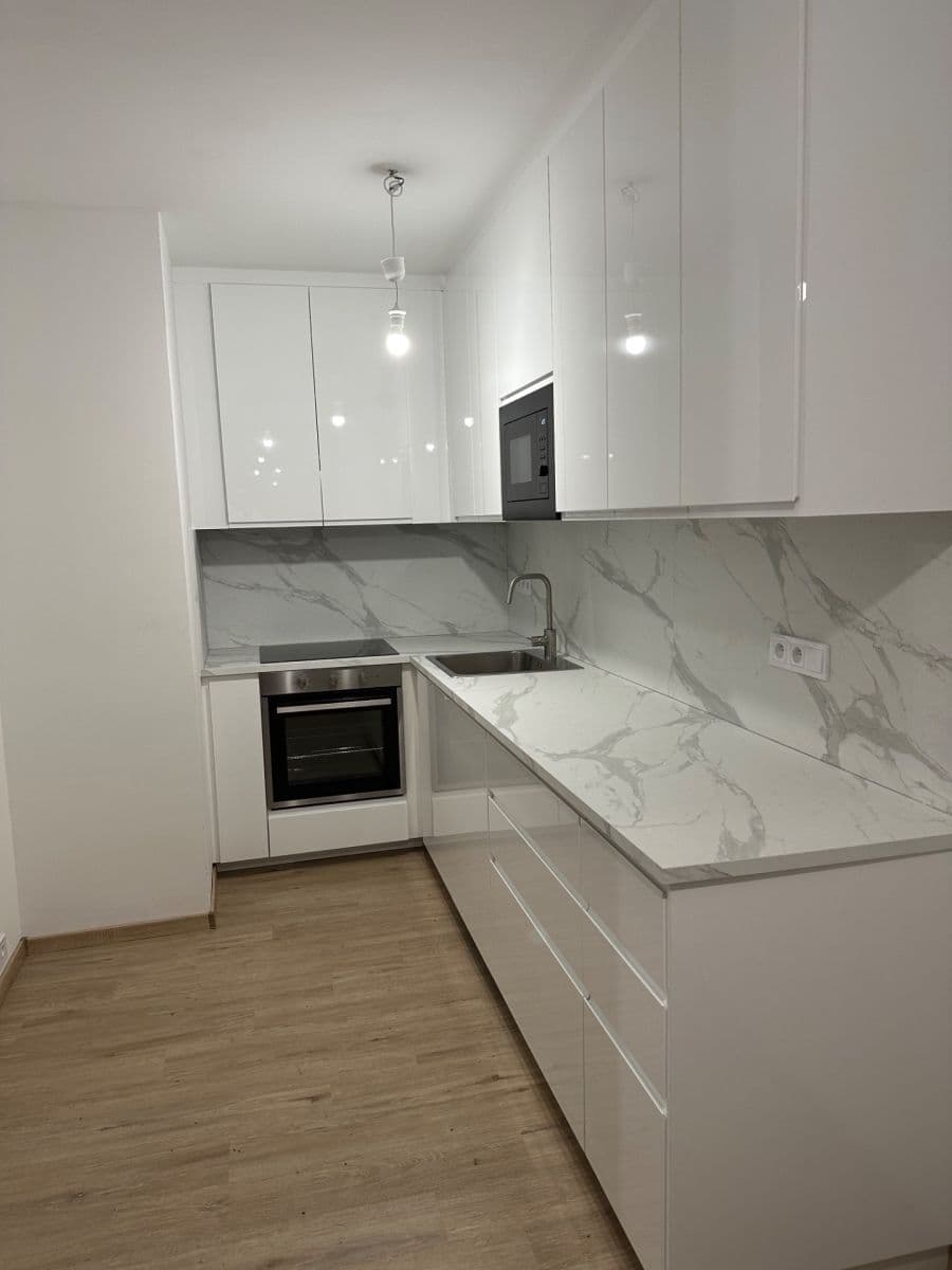 Prenájom bytu 3-izbový 81 m², Livornská, Praha, Praha Prenájom bytu 3-izbový 81 m², Livornská, Praha, Praha
