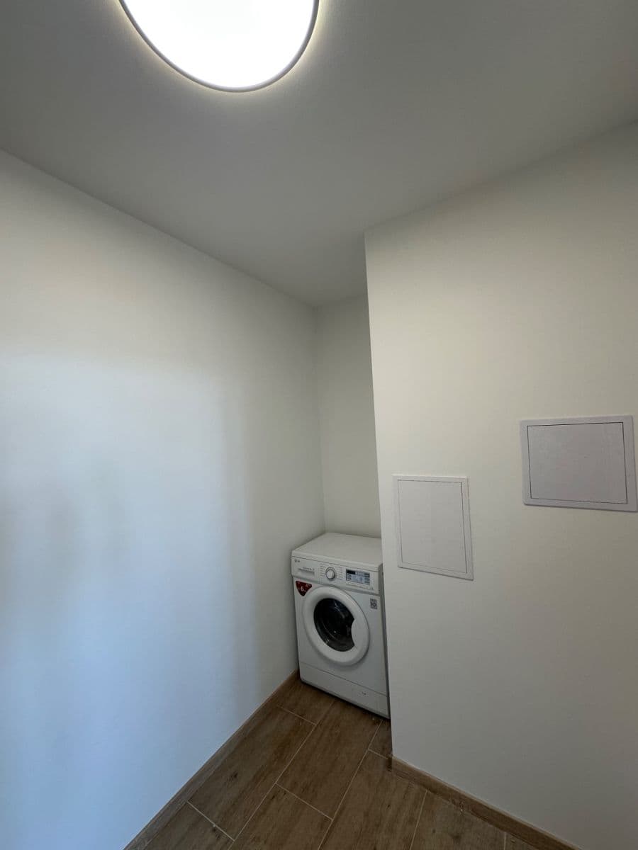 Prenájom bytu 3-izbový 81 m², Livornská, Praha, Praha Prenájom bytu 3-izbový 81 m², Livornská, Praha, Praha