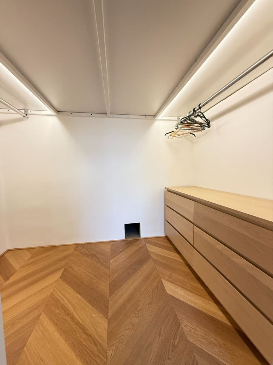 Prenájom bytu 2-izbový 46 m², 28. pluku, Praha, Praha Prenájom bytu 2-izbový 46 m², 28. pluku, Praha, Praha