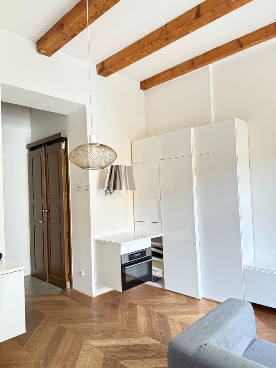 Prenájom bytu 2-izbový 46 m², 28. pluku, Praha, Praha Prenájom bytu 2-izbový 46 m², 28. pluku, Praha, Praha