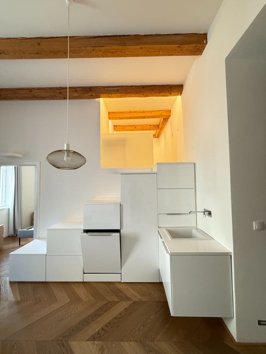 Prenájom bytu 2-izbový 46 m², 28. pluku, Praha, Praha Prenájom bytu 2-izbový 46 m², 28. pluku, Praha, Praha