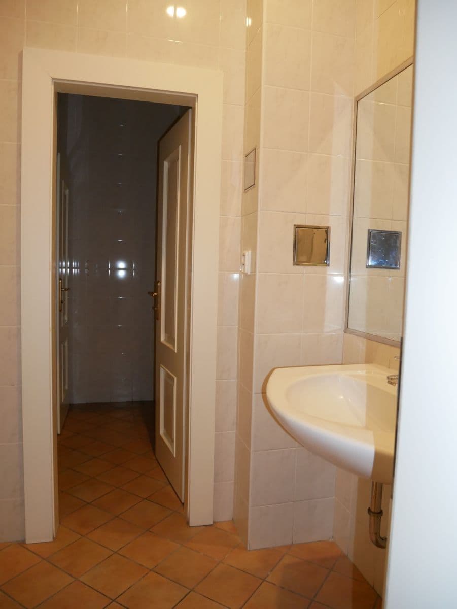 Prenájom nebytového priestoru 115 m², Karmelitská, Praha, Praha Prenájom nebytového priestoru 115 m², Karmelitská, Praha, Praha