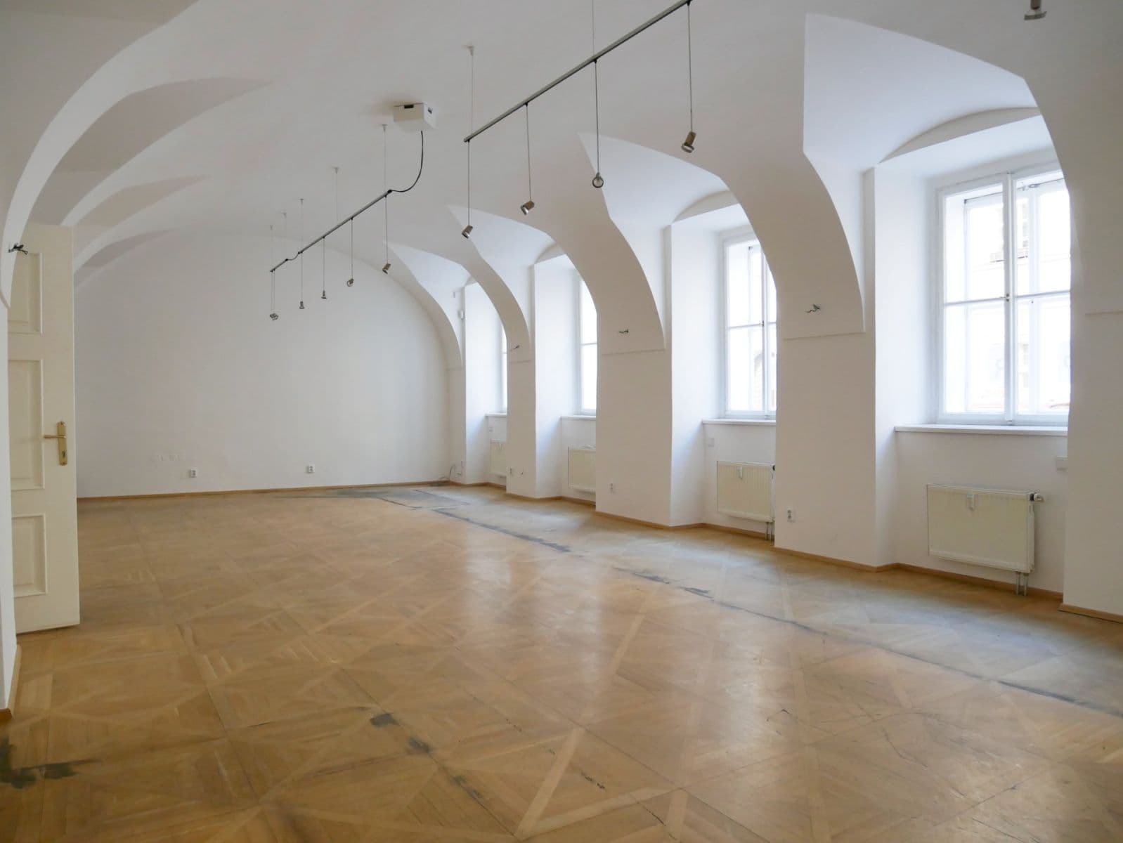 Prenájom nebytového priestoru 115 m², Karmelitská, Praha, Praha Prenájom nebytového priestoru 115 m², Karmelitská, Praha, Praha