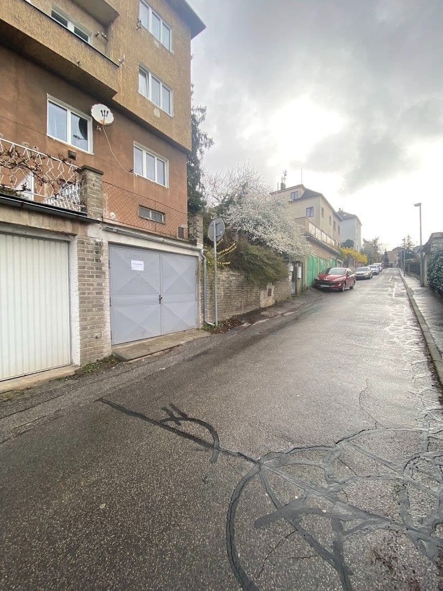 Prenájom garáže 15 m², Pod Děvínem, Praha, Praha Prenájom garáže 15 m², Pod Děvínem, Praha, Praha