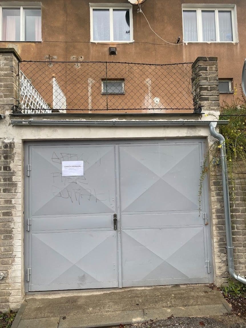 Prenájom garáže 15 m², Pod Děvínem, Praha, Praha Prenájom garáže 15 m², Pod Děvínem, Praha, Praha