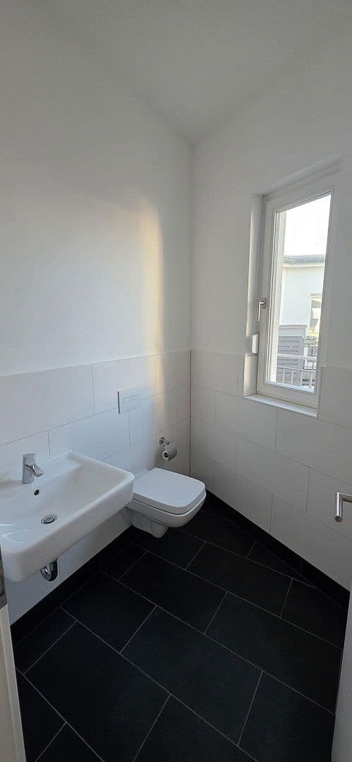 Prenájom bytu 3-izbový 135 m², Carl-Herz-Ufer 3, Berlin, Berlín Prenájom bytu 3-izbový 135 m², Carl-Herz-Ufer 3, Berlin, Berlín