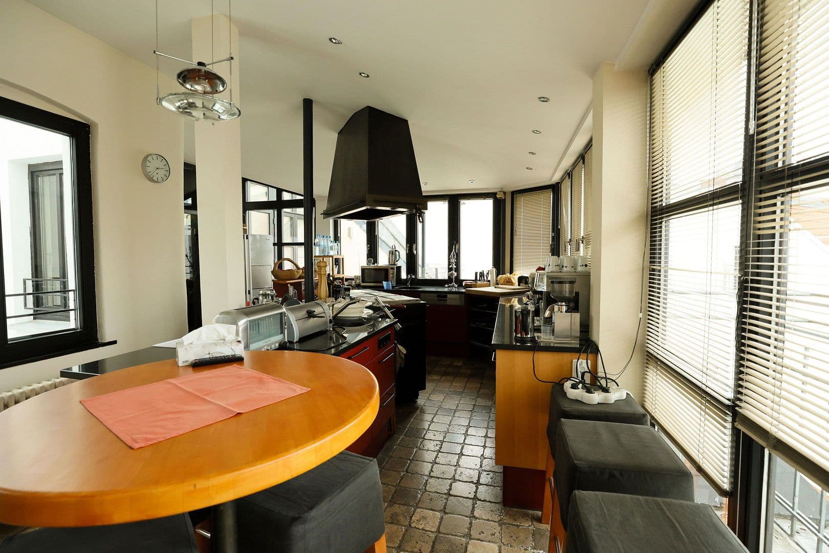 Prenájom bytu 4-izbový 256 m², Berlin, Berlín Prenájom bytu 4-izbový 256 m², Berlin, Berlín