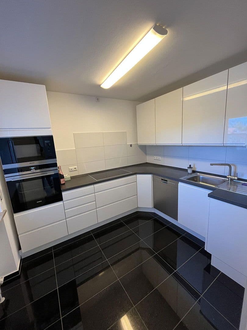 Prenájom bytu 3-izbový 90 m², Mozartstraße 69, Erlangen, Bavorsko Prenájom bytu 3-izbový 90 m², Mozartstraße 69, Erlangen, Bavorsko