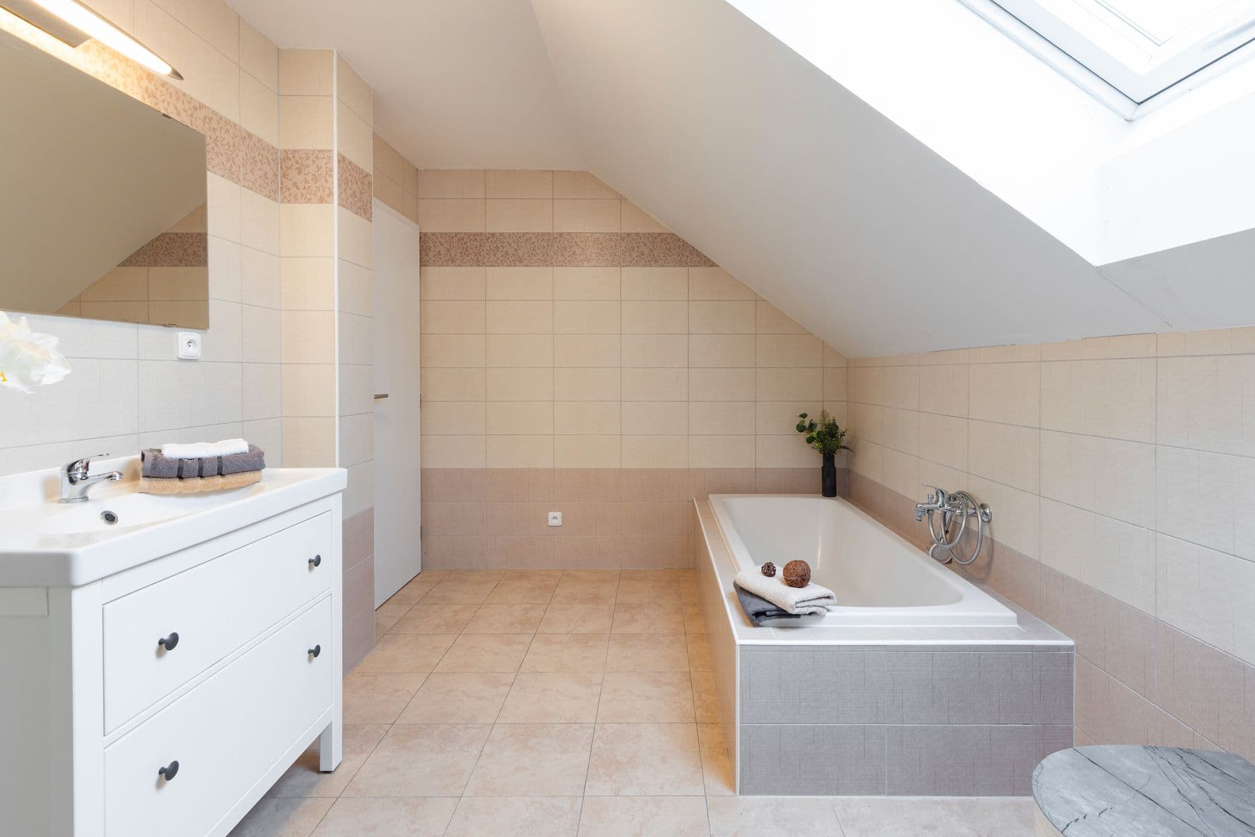 Predaj bytu 4-izbový 129 m², K Vidouši, Unhošť, Středočeský kraj Predaj bytu 4-izbový 129 m², K Vidouši, Unhošť, Středočeský kraj