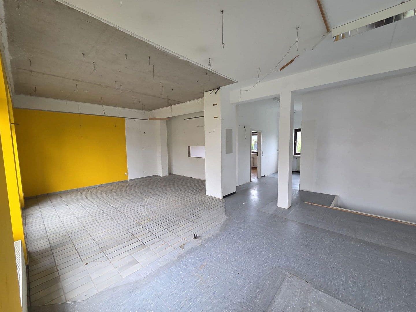 Prenájom kancelárie 140 m², Hauptstr. 68, Beuren (Hochwald), Porýnie-Falcko Prenájom kancelárie 140 m², Hauptstr. 68, Beuren (Hochwald), Porýnie-Falcko